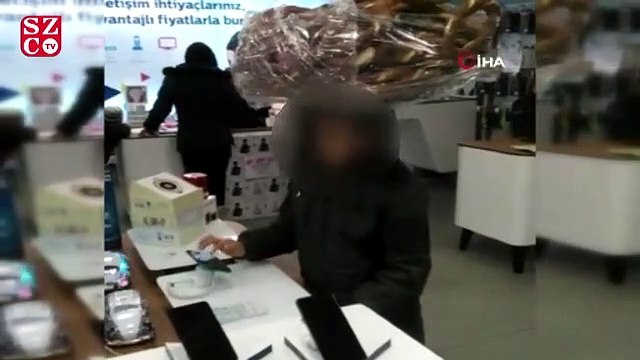 Simit tablasıyla girdiği bayide telefonla oynayan çocuğun görüntüleri yürek burktu