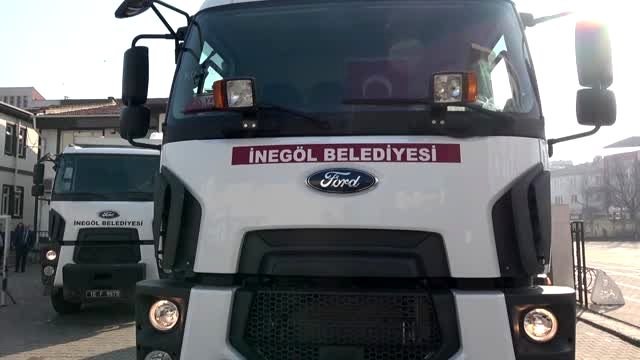 Belediye üç kamyon kar getirdi, öğrenciler okul bahçesinde oynadı