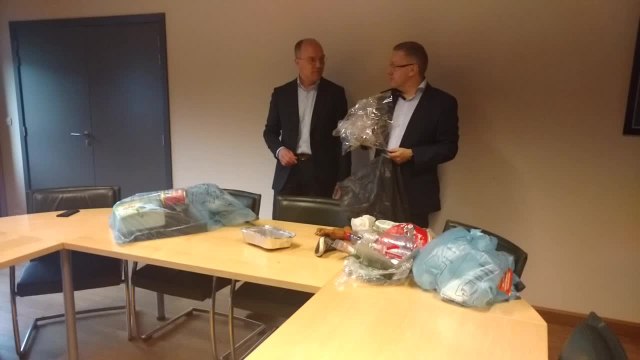 Le secrétaire général d'Ipalle et le responsable de Fost+ trient les poubelles et les déchets PMC