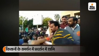 किसानों के समर्थन में प्रदर्शन कर रहे हनुमान बेनीवाल की युवक ने गिरेबान पकड़ी