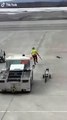 Danse endiablée d'un controleur aérien sur le tarmac de l'aéroport entre les avions !