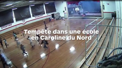 Une tempête explose tout dans une école et les élèves prennent la fuite