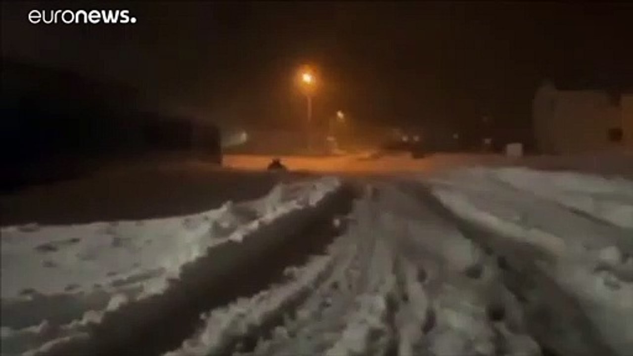 شاهد: إنقاذ فتاة غمرتها الثلوج إثر انهيارات جلي...
