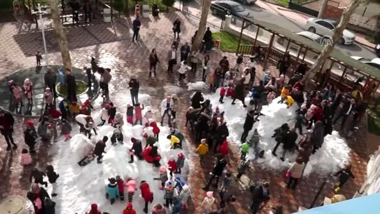 Çocuklar oynasın diye Toroslar'dan kamyonlarla kar taşıdılar