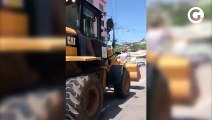 Funcionários foram flagrados sendo transportados na pá de uma máquina da prefeitura de Cachoeiro