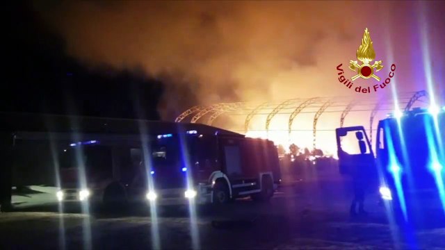 Ariano Irpino (AV) - In fiamme capannoni agricoli a Camporeale (12.01.20)