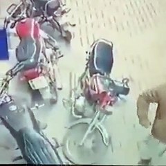 Juti Chor جوتی چور نے مسجد کو بھی نہ چھوڑا