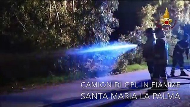 Santa Maria la Palma (SS) - Furgone carico di bombole gpl prende fuoco (14.01.20)