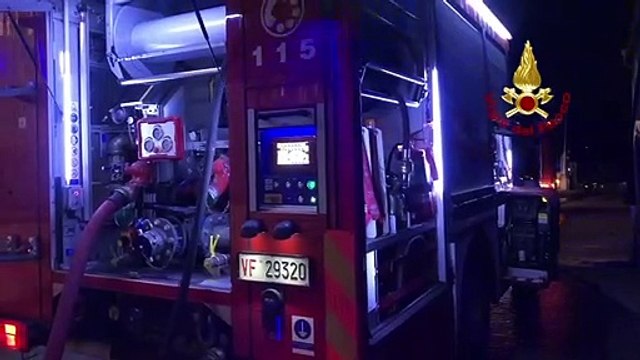 Sant'Anastasia (NA) - In fiamme deposito di materiale plastico (16.01.20)