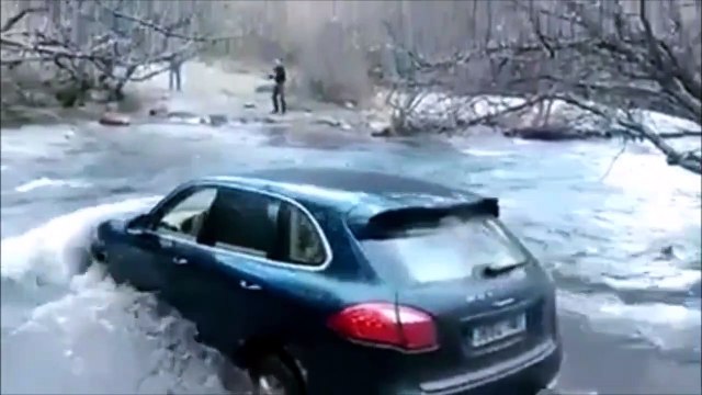 Traverser une rivière en Porsche Cayenne... Pire idée de l'année