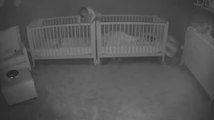 Ce bébé déteste dormir seul... un peu d'escalade et hop, dans le lit de sa jumelle