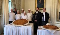 La fédération départementale de la Boulangerie offre des galettes aux Restos du Cœur et à la Croix-Rouge. Présentation à la préfecture.