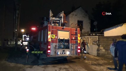 Kerpiç evde çıkan yangında köpekle muhabbet kuşları telef oldu