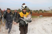 Halep'te sivil savunma ekipleri moloz yığını altında kalan çocuğu böyle kurtardı