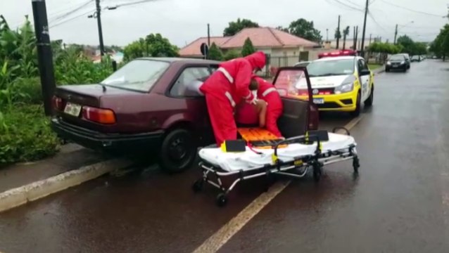 Colisão entre carros deixa duas pessoas feridas no Santa Cruz
