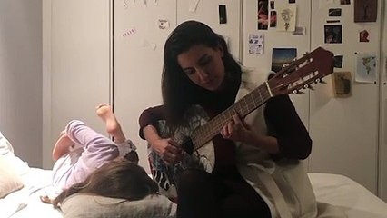 Rocío Monasterio tocando la guitarra en Instagram