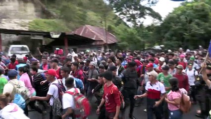 Migrantes hondureños rompen cerco policial en frontera de Guatemala