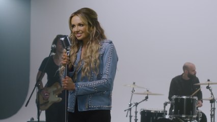 Carly Pearce - Heart’s Going Out Of Its Mind
