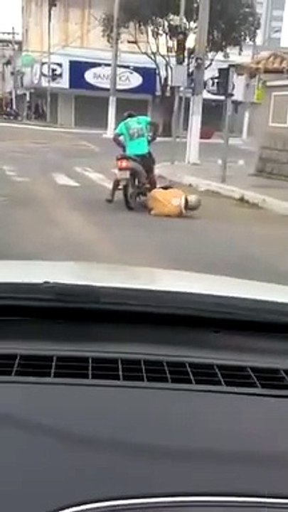 Deux hommes complètement torchés essayent désespérément de rouler à moto