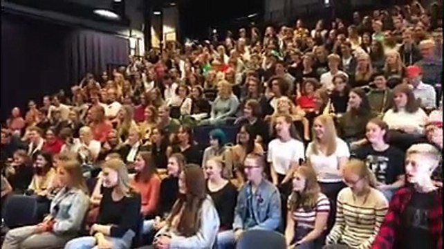 Ce professeur chante avec ses élèves Bohemian Rhapsody