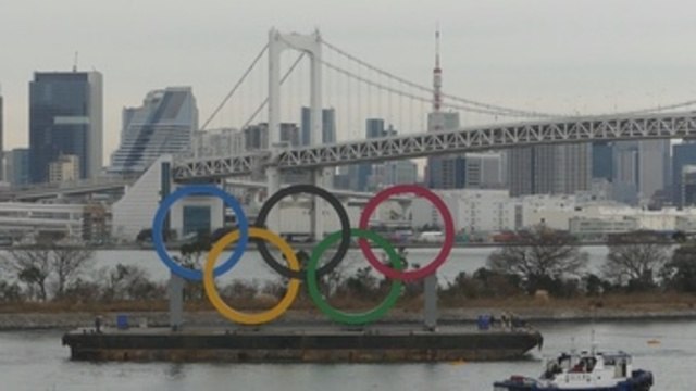 Instalan anillos olímpicos gigantes en la bahía de Tokio de cara a los JJOO