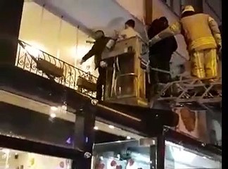 Bayrampaşada bıçaklı saldırgan polis kurşunuyla öldürüldü