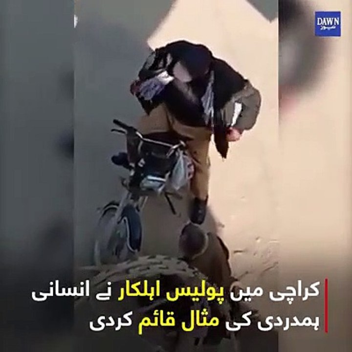 کراچی میں پولیس اہلکار نے انسانی ہمدردی کی مثال قائم کردی