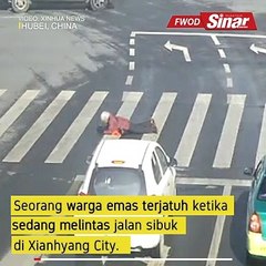 Descargar video: Lelaki bantu warga emas jatuh ketika melintas