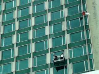 Metrelerce yükseklikteki cam temizliği yürekleri ağza getirdi