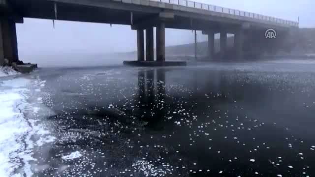Karasu Nehri dondu