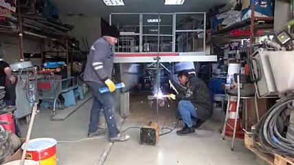 Atık varilleri kullanarak, oğlunun internette gördüğü deniz aracını yapıyor