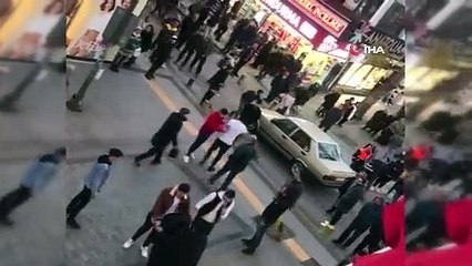 Pendik’te sokak ortasında tekmeli yumruklu kavga kamerada