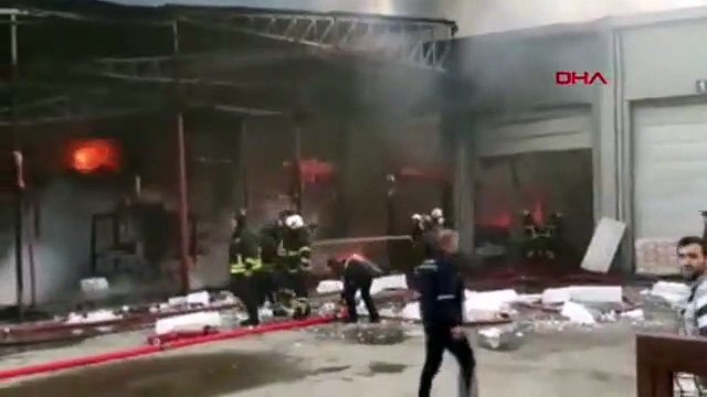 Plastik fabrikası alev alev yandı