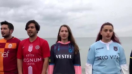 Centilmenlik ruhunu ön plana çıkarmak için 18 takım formasıyla türkü söylediler
