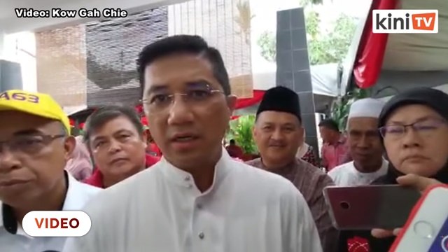 Sekarang bukan masa sesuai desak Dr M letak jawatan - Azmin