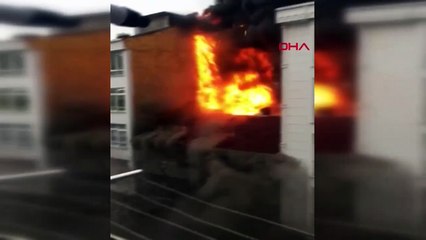 Yangından çocukları ağaca tırmanıp kurtardılar