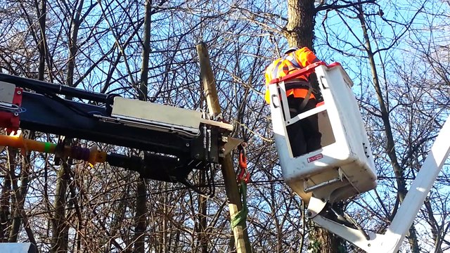 Après les tempêtes, les techniciens d'Orange continuent les réparations des lignes téléphoniques dans le 64