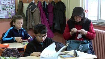 58 Yaşındaki Babaanne, 4 Yıldır Engelli Torununu Sırtında Okula Taşıyor