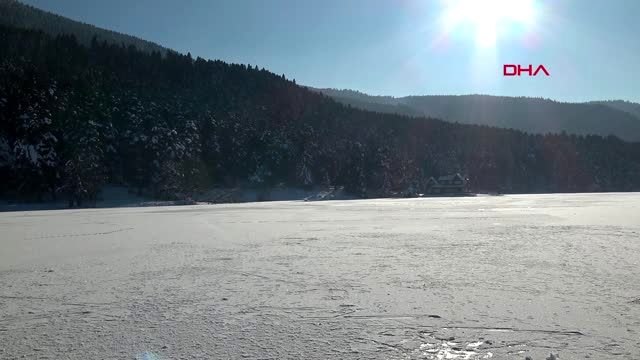 Gölcük'te buz tutan göl üzerinde tehlikeli yürüyüş