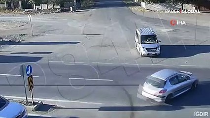 Kask sayesinde kurtulduğu kaza anbean kamerada