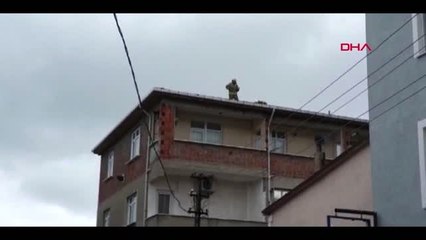 Sultanbeyli'de binanın çatısı alev alev yandı