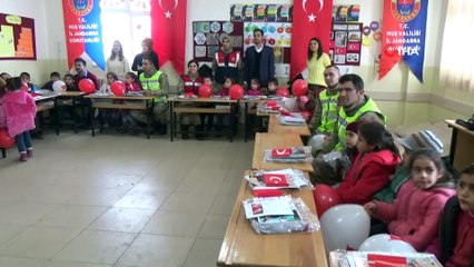 Çocuklardan karne dağıtan Mehmetçik’e asker selamı