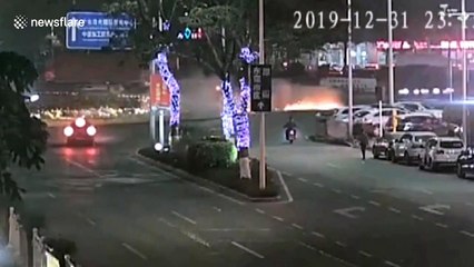 Passersby in China lift car up together to save people trapped inside