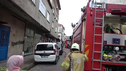 Sultanbeyli’de binanın çatısının alev alev yandığı anlar kamerada