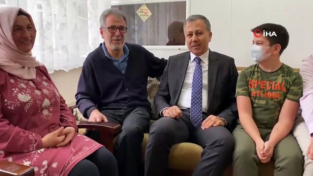 İstanbul Valisi Yerlikaya, lösemi hastası Kerem'in karnesini evinde verdi