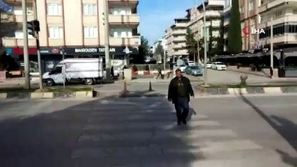 Kırmızı ışıkta karşıya geçen yaya, kendini savundu: "Yaya kırmızıda da geçer, ben Avrupa'da kalmış adamım"