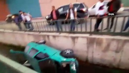 Viraja hızlı giren otomobil su kanalına böyle uçtu