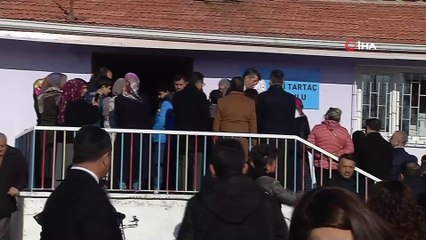 Milli Eğitim Bakanı Ziya Selçuk, Yarıyıl Tatilini Başlatan Zili Çaldı