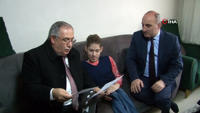 Hidrosefali hastalığı bulunan öğrenciye karnesini Vali Ahmet Nayir verdi