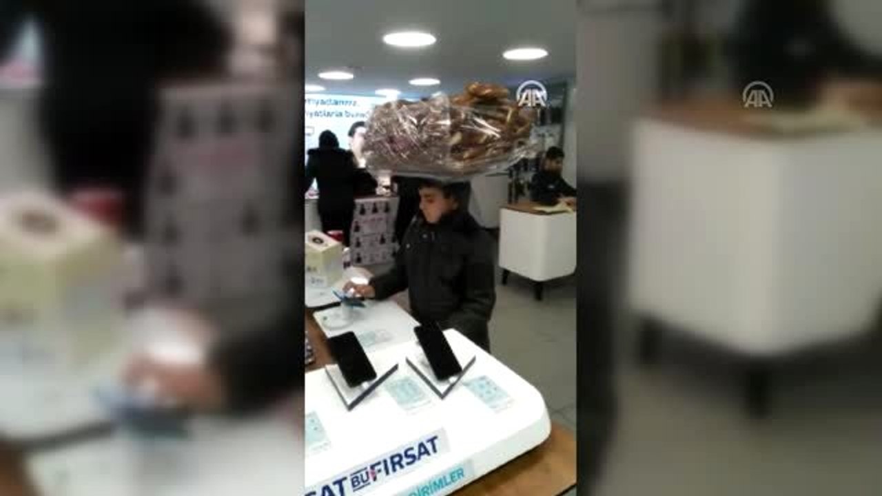 Kaymakam, başında simit tepsisiyle bayide görüntülenen çocuğa telefon hediye etti - KIRKLARELİ